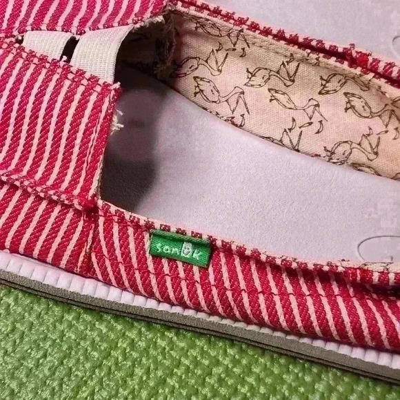 Sanuk slip on casual flat loafer shoes red and white stretch size 8USA - Picture 3 of 14